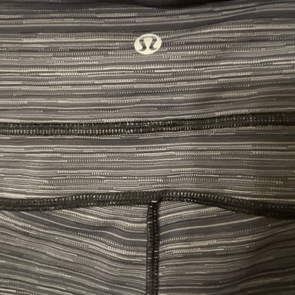 Lululemon  Atlético size 10 Fast Free Crop II Salt Alpine Gray  Black F - Picture 9 of 13